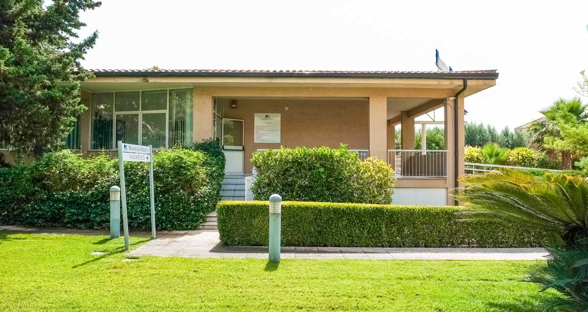 Il giardino sul retro della villa
