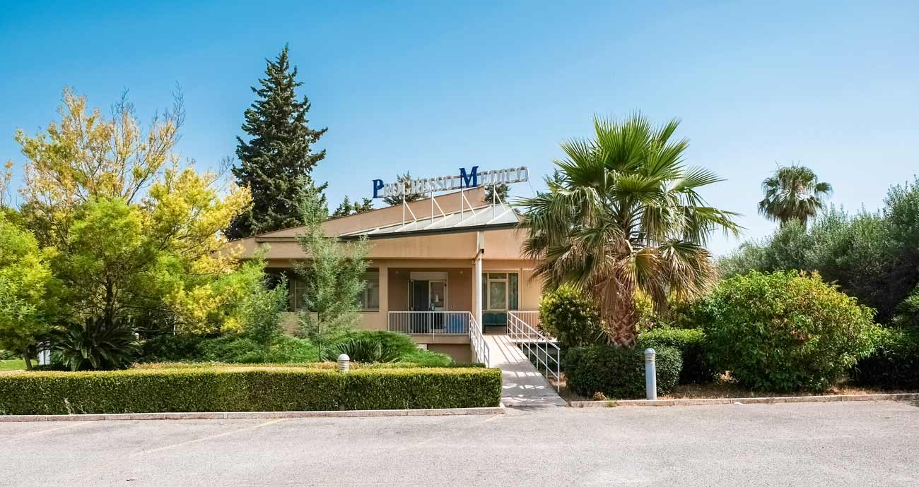 La villa di Progresso Medico vista dal parcheggio, con la rampa d'ingresso